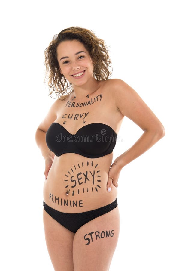 Menina que sente boa sobre si mesma devido à imagem positiva do auto ilustrada pelas palavras pintadas em seu corpo foto de stock Menina que sente boa sobre si mesma devido à imagem positiva do auto ilustrada pelas palavras pintadas em seu corpo foto de stock