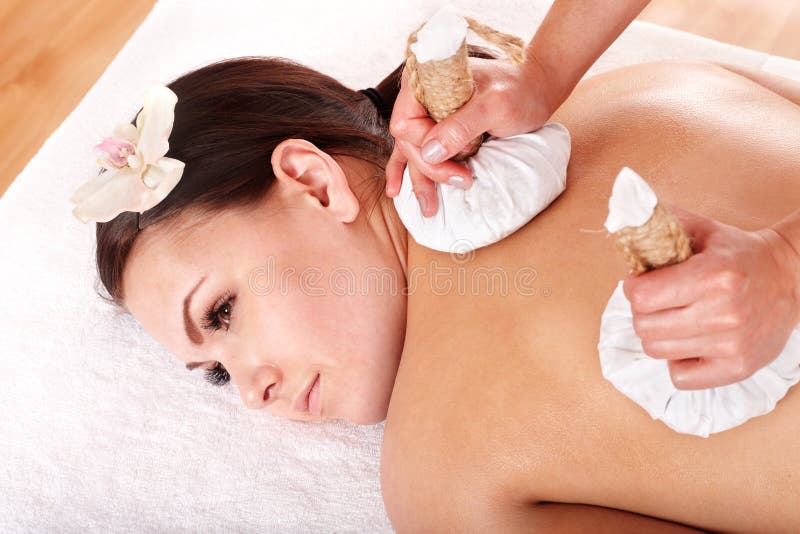 Menina que tem a massagem tailandesa da compressa da erva. imagens de stock Menina que tem a massagem tailandesa da compressa da erva. imagens de stock