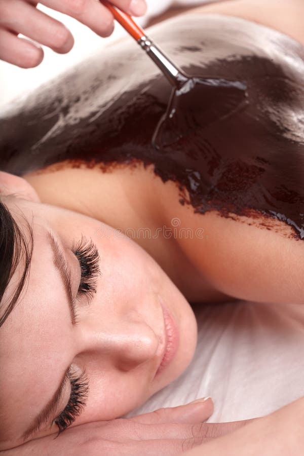 Menina que tem a máscara do bodyl do chocolate. fotos de stock Menina que tem a máscara do bodyl do chocolate. fotos de stock