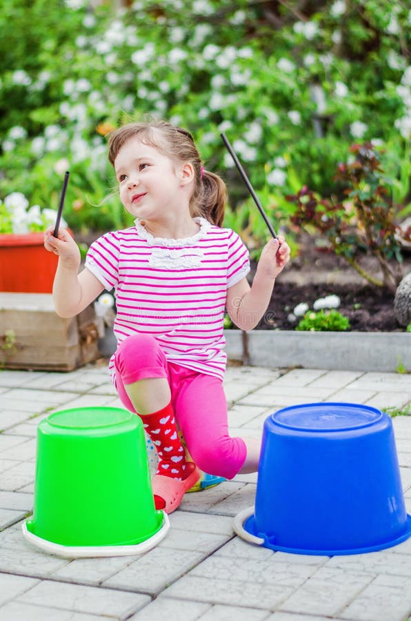 Menina que tem o divertimento imagem de stock Menina que tem o divertimento imagem de stock