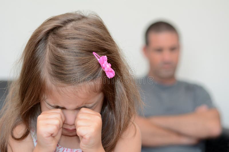 Menina que tem uma birra da têmpera. Menina (idade 05) que tem uma birra da têmpera com seu pai desesperado no fundo