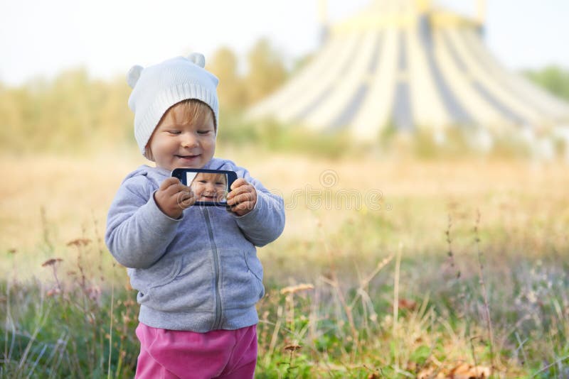 Menina que toma o selfie perto do circo Menina que toma o selfie perto do circo