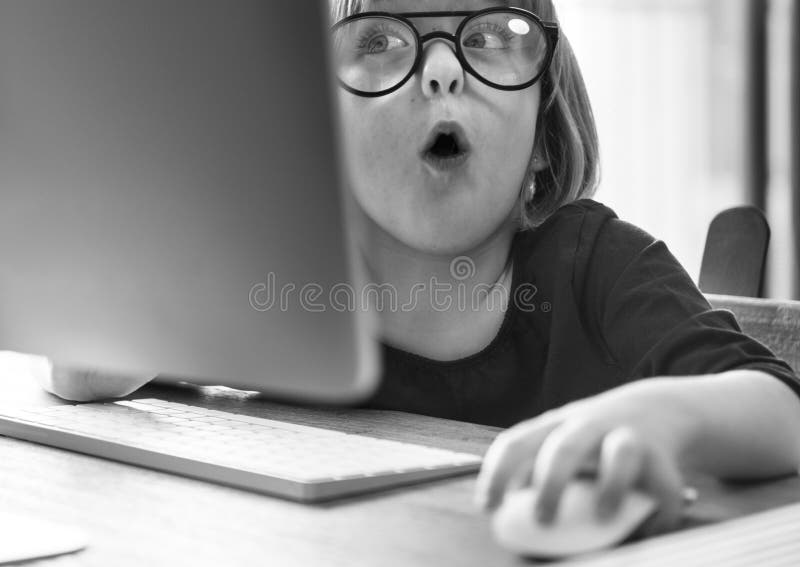 Menina que usa o conceito do dispositivo imagens de stock Menina que usa o conceito do dispositivo imagens de stock