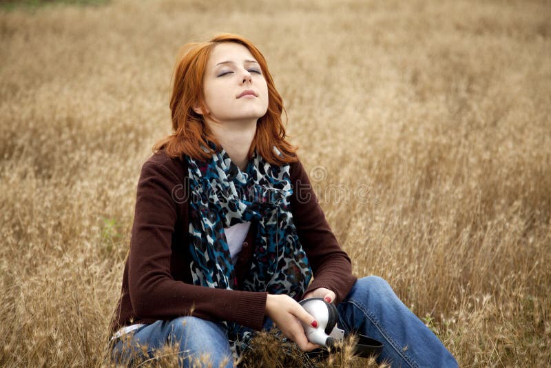 Menina red-haired triste só no campo fotos de stock Menina red-haired triste só no campo fotos de stock