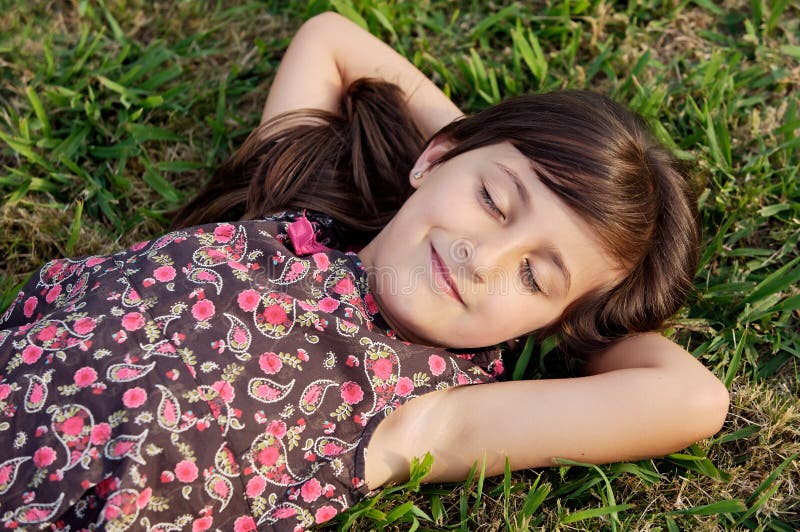 Menina relaxada foto de stock royalty free Menina relaxada foto de stock royalty free
