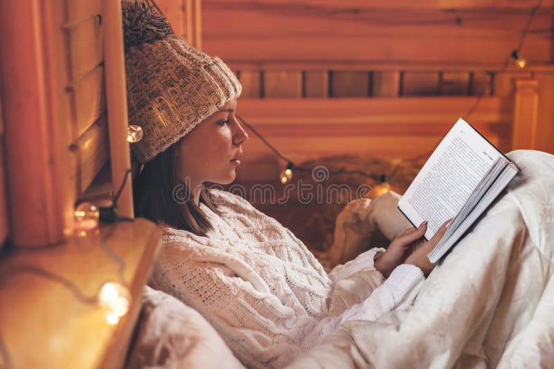 Menina Relaxando E Lendo Livro Em Confortável Cabana No Inverno Foto de Stock - Imagem de quarto, novela: 163956160