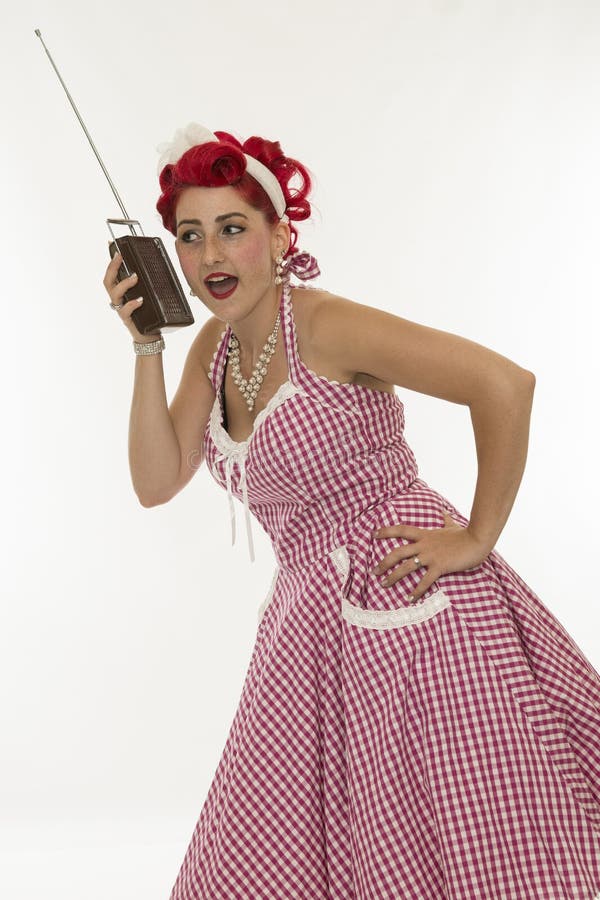 Menina retro com o rádio do vintage no branco foto de stock Menina retro com o rádio do vintage no branco foto de stock