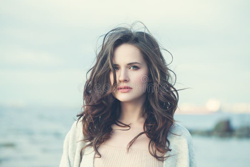 Menina romântica com cabelo longo de Brown Mulher bonita imagens de stock royalty free Menina romântica com cabelo longo de Brown Mulher bonita imagens de stock royalty free