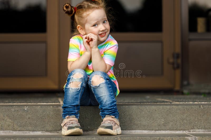 Menina ruiva sentada nos degraus imagens de stock royalty free