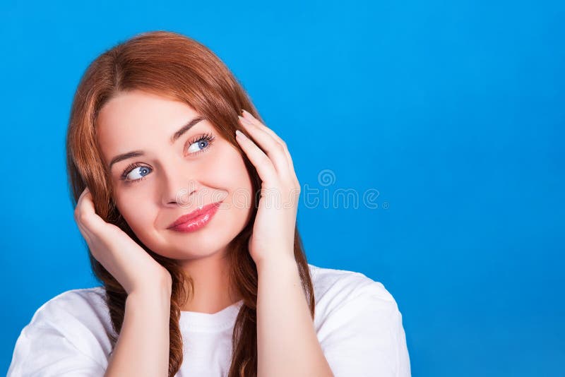 A menina ruivo bonita nova olha sonhadoramente para cima e sorriso O tiro do estúdio, pele retoca foto de stock A menina ruivo bonita nova olha sonhadoramente para cima e sorriso O tiro do estúdio, pele retoca foto de stock
