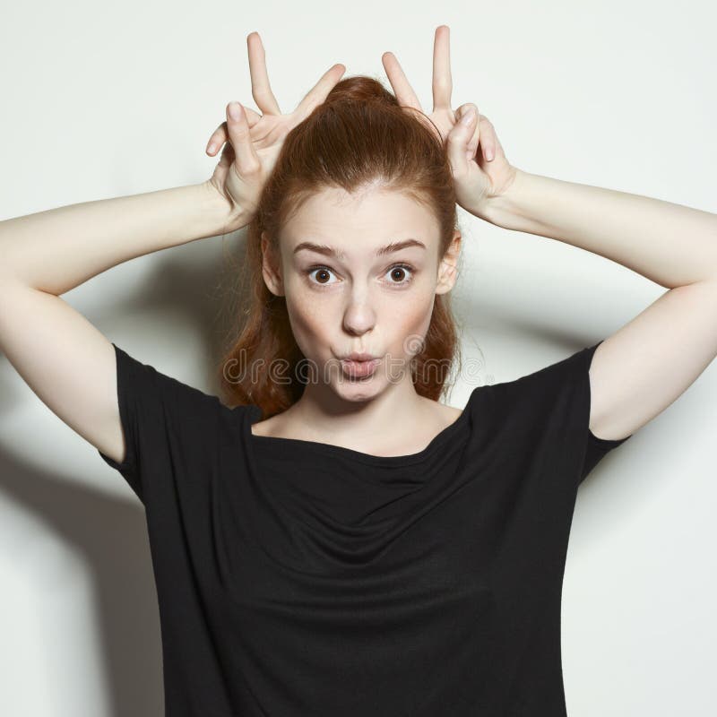 Menina ruivo dos retratos emocionais da beleza fotos de stock Menina ruivo dos retratos emocionais da beleza fotos de stock