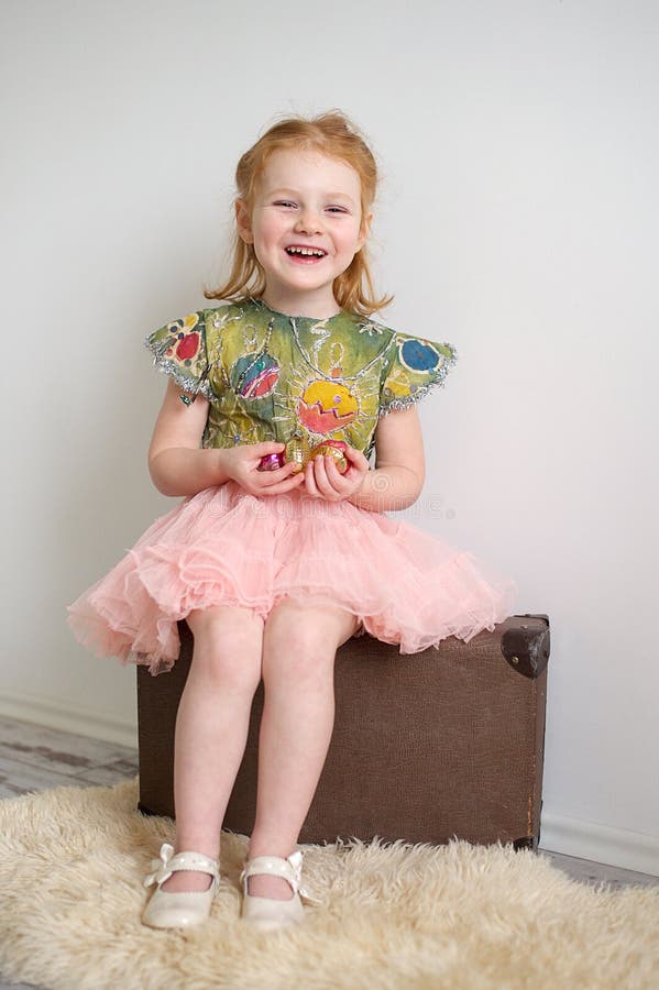 Menina ruivo no vestido do Natal fotografia de stock