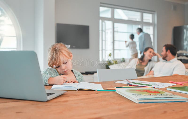 Livro De Desenho E Vista De Cima Das Crianças No Chão Com Brinquedos E  Quebra-cabeças De Números E Brincadeiras Em Casa. Família Imagem de Stock -  Imagem de atividade, relaxado: 271691847