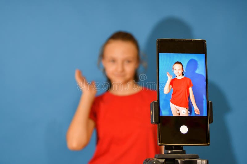 O Garoto Se Chama E Se Apresenta Em Uma Câmera Móvel No Estúdio Para Baixar  E Assistir Vídeos Engraçados Foto de Stock - Imagem de sorriso, grelhas:  232500762