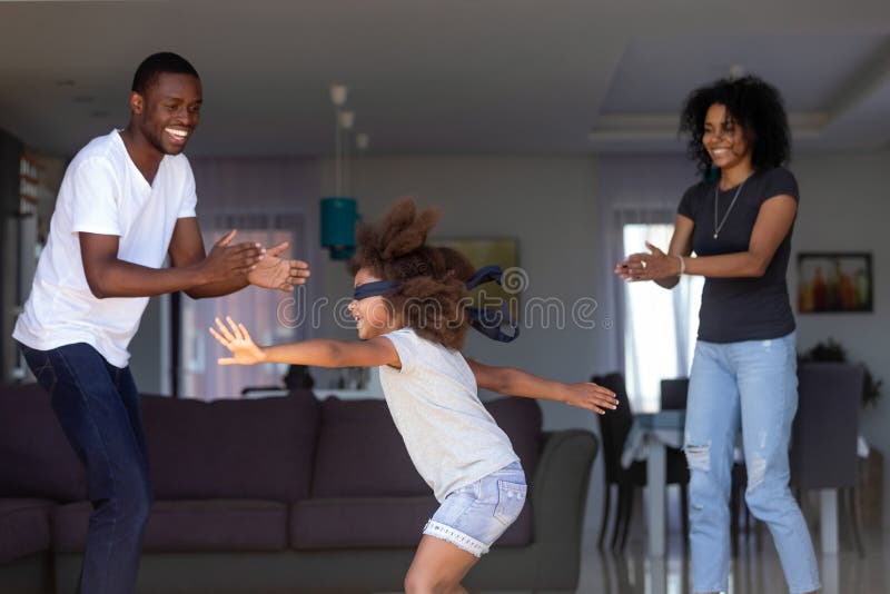 Pais De Travamento Da Menina De Olhos Vendados Que Jogam O Jogo Do  Esconde-esconde Foto de Stock - Imagem de amor, movimento: 143988726