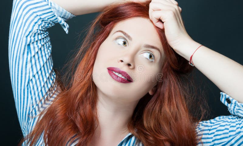 Menina sensual com composição e redhair perfeitos foto de stock Menina sensual com composição e redhair perfeitos foto de stock
