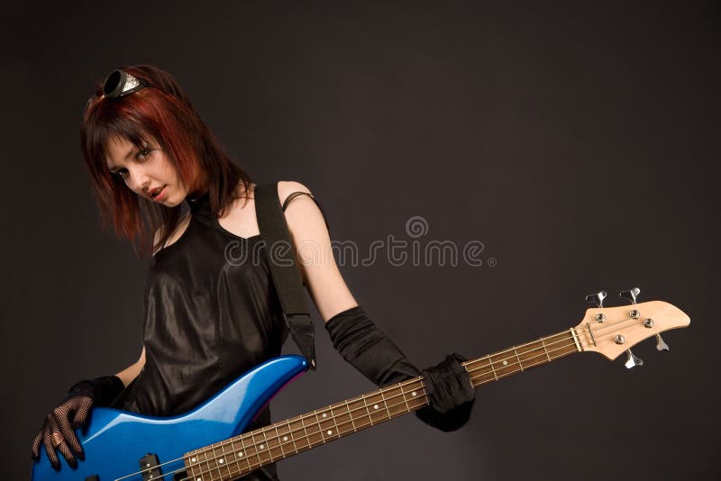 Menina 'sexy' com guitarra baixa fotos de stock royalty free Menina 'sexy' com guitarra baixa fotos de stock royalty free