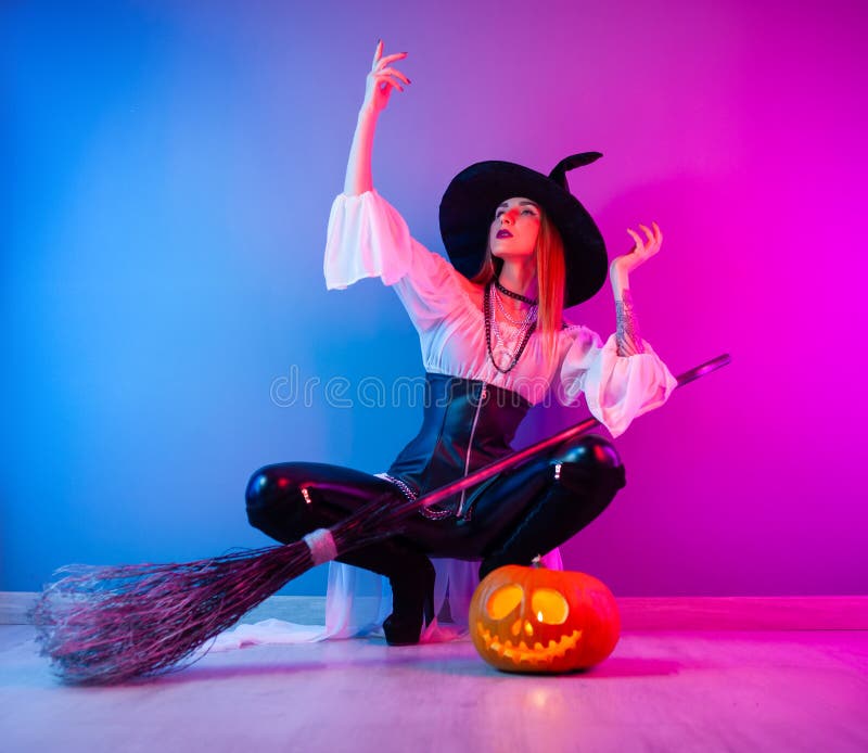 A Menina sexy Na Bruxa De Halloween Voa Na Vassoura Imagem de Stock -  Imagem de vôo, atrativo: 26274615