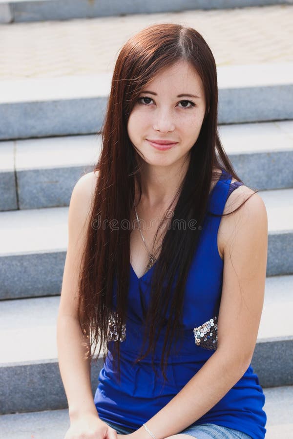 Perfil Das Meninas Ao Lado Da Estrada Imagem de Stock - Imagem de estrada,  fotografia: 76803353