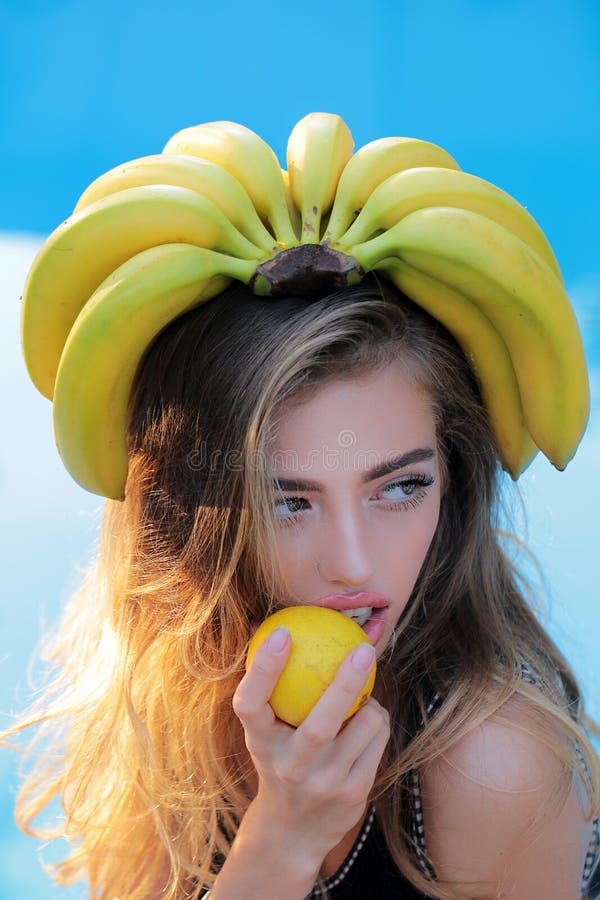 Menina 'sexy' tropical que come o limão Mulher 'sexy' no mar das cara?bas no Bahamas F?rias e curso de ver?o ao oceano fotografia de stock Menina 'sexy' tropical que come o limão Mulher 'sexy' no mar das cara?bas no Bahamas F?rias e curso de ver?o ao oceano fotografia de stock