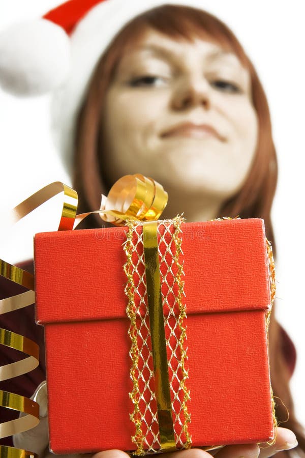 A menina submete um presente foto de stock A menina submete um presente foto de stock