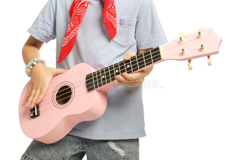 Menina a tocar ukulele num fundo branco, close-up imagens de stock royalty free