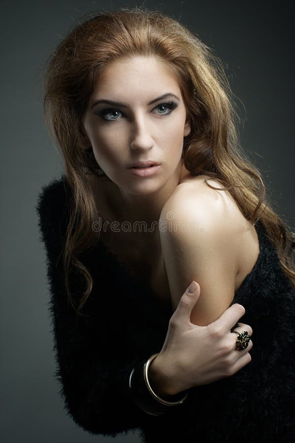 Menina Bonita sexy Do Ruivo Com Cabelo Longo Retrato Perfeito Da Mulher  No Fundo Preto Cabelo Lindo E Beleza Natural Dos Olhos Foto de Stock -  Imagem de forma, fêmea: 94327922