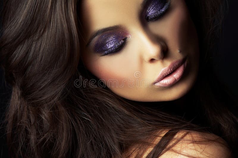 Menina triguenha bonita e 'sexy' na obscuridade imagens de stock Menina triguenha bonita e 'sexy' na obscuridade imagens de stock
