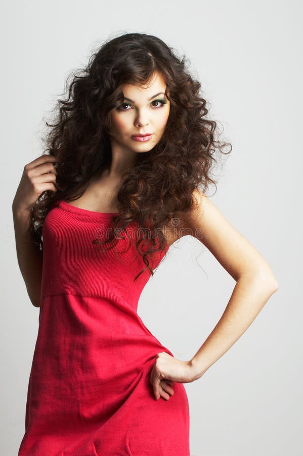 Menina triguenha no vestido vermelho imagem de stock Menina triguenha no vestido vermelho imagem de stock