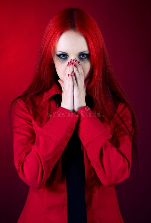 Menina Do Olhar De Emo Com Cabelo Vermelho Imagem de Stock - Imagem de  modelo, esquisito: 81326733