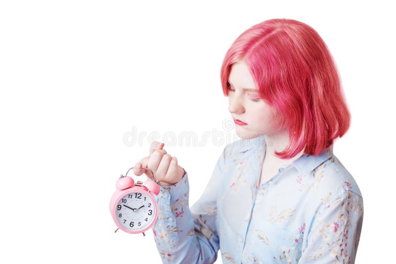 Menina triste do adolescente com o despertador cor-de-rosa da terra arrendada do cabelo fotos de stock royalty free Menina triste do adolescente com o despertador cor-de-rosa da terra arrendada do cabelo fotos de stock royalty free