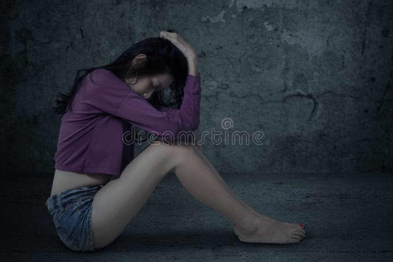 Menina triste e forçada que senta-se apenas foto de stock royalty free Menina triste e forçada que senta-se apenas foto de stock royalty free