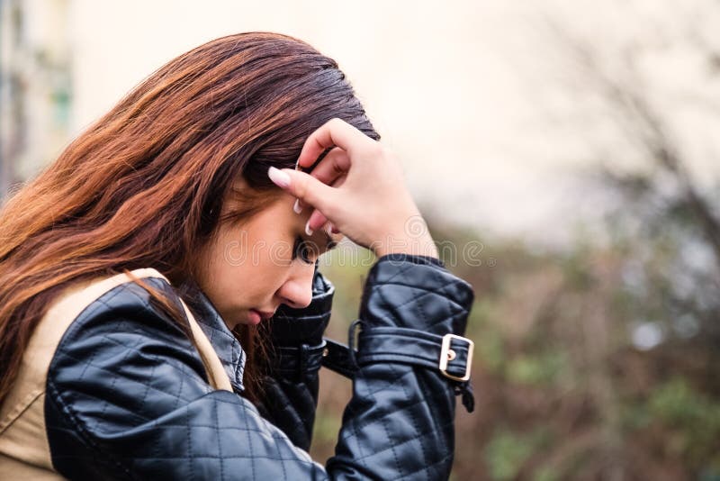 Menina Triste, Retrato Do Perfil Imagem de Stock - Imagem de postura,  fofofo: 108457549