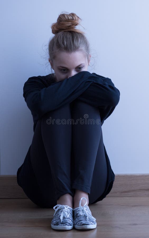 Perfil Da Menina Triste Bonita Em Tons Azuis Foto de Stock - Imagem de  adolescente, bonito: 28042964