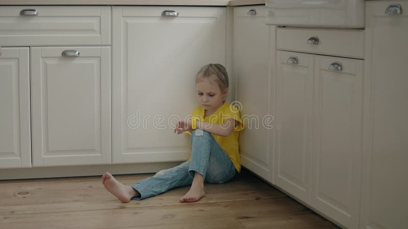 Menina usando seu relógio inteligente