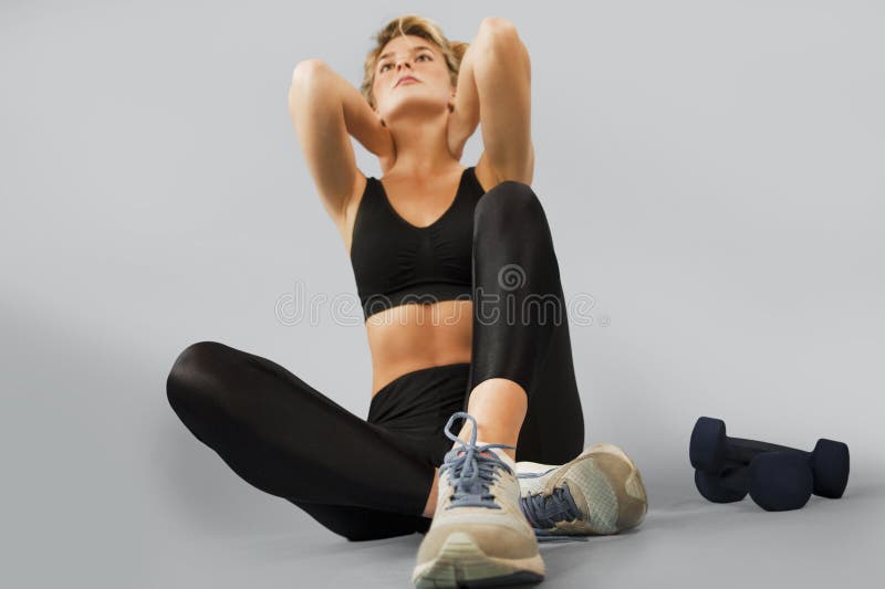 A menina vai dentro para esportes em um fundo isolado que faz exercícios diferentes da ginástica e da aptidão O conceito de um sa fotografia de stock royalty free A menina vai dentro para esportes em um fundo isolado que faz exercícios diferentes da ginástica e da aptidão O conceito de um sa fotografia de stock royalty free