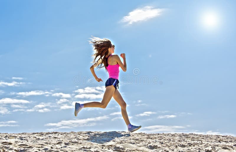 A menina é contratada nos esportes que movimentam-se imagem de stock royalty free A menina é contratada nos esportes que movimentam-se imagem de stock royalty free