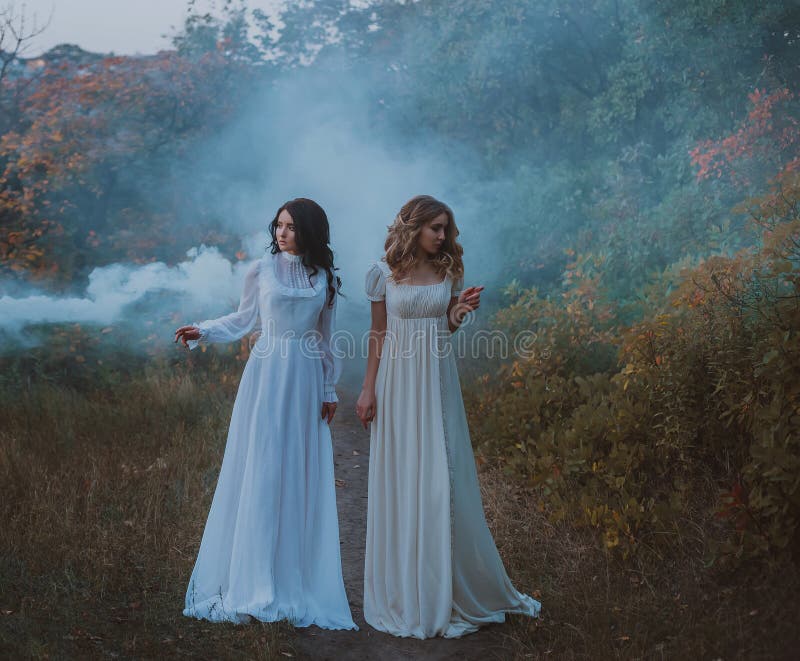 Meninas amedrontadas em vestidos do vintage imagem de stock Meninas amedrontadas em vestidos do vintage imagem de stock