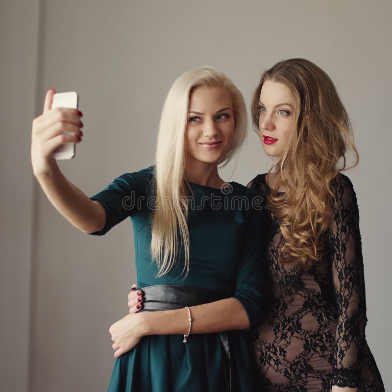 Meninas Bonitas Que Fazem O Selfie No Telefone Celular Foto de Stock -  Imagem de preto, amigos: 48692576