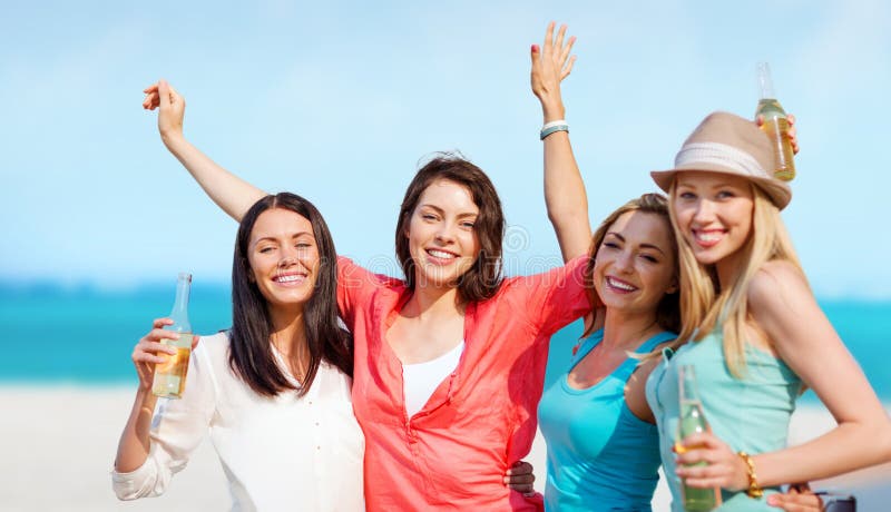 Meninas com bebidas na praia imagens de stock royalty free Meninas com bebidas na praia imagens de stock royalty free