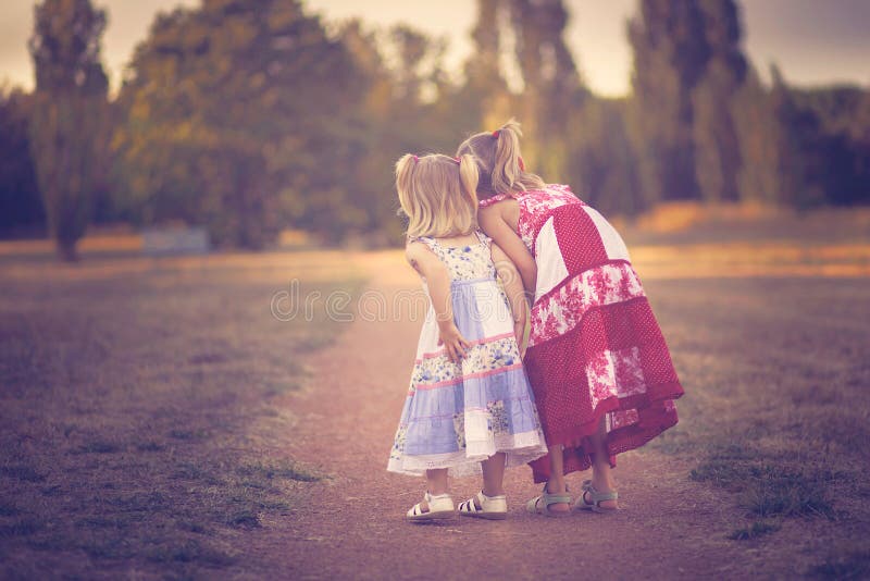 Meninas curiosas imagem de stock