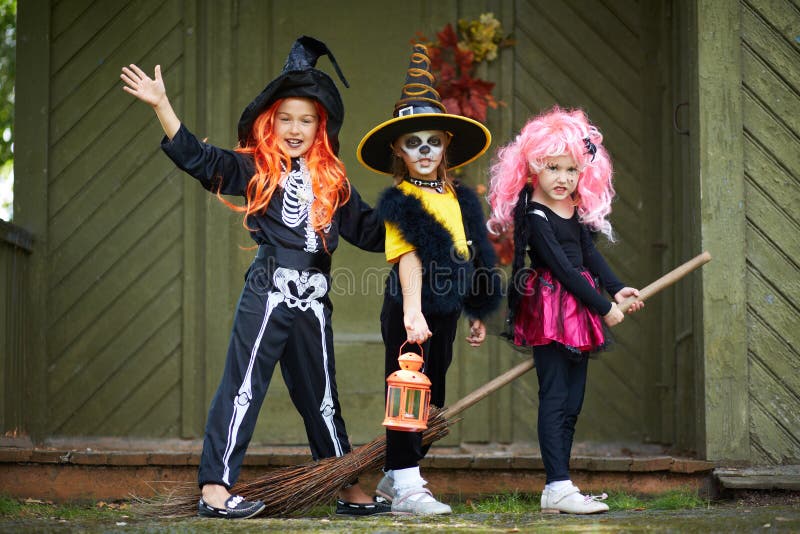 A Menina sexy Na Bruxa De Halloween Voa Na Vassoura Imagem de Stock -  Imagem de vôo, atrativo: 26274615