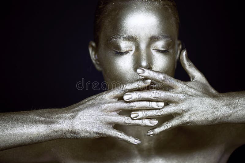Meninas de prata impossíveis do retrato, mãos perto da cara Muito delicado e feminino Os olhos são fechados Quadro das mãos fotos de stock royalty free Meninas de prata impossíveis do retrato, mãos perto da cara Muito delicado e feminino Os olhos são fechados Quadro das mãos fotos de stock royalty free