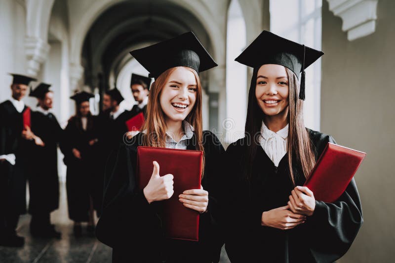 meninas felicidade Inteligência diploma estar fotografia de stock royalty free meninas felicidade Inteligência diploma estar fotografia de stock royalty free