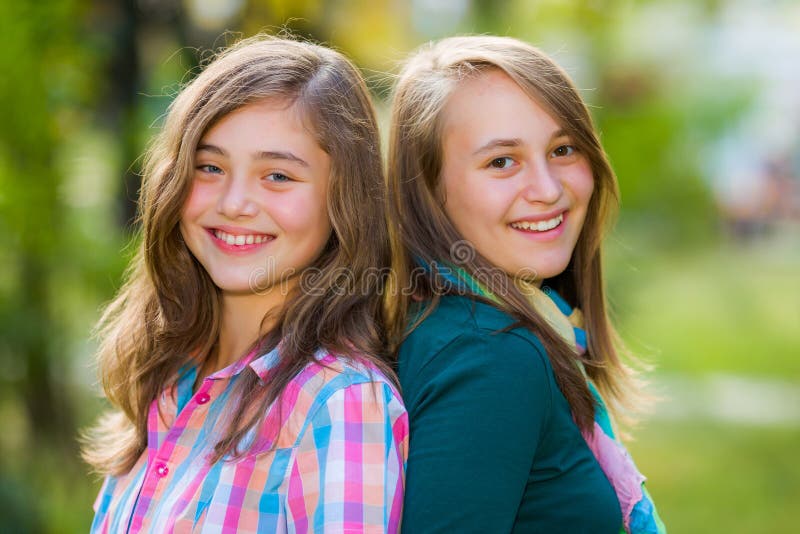 Meninas felizes de sorriso do adolescente que têm o divertimento imagens de stock royalty free Meninas felizes de sorriso do adolescente que têm o divertimento imagens de stock royalty free