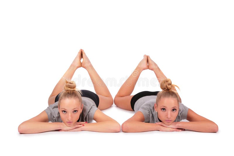 Meninas gêmeas do esporte que encontram-se no assoalho fotos de stock royalty free Meninas gêmeas do esporte que encontram-se no assoalho fotos de stock royalty free