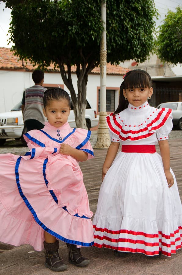 Meninas Mexicanas Em Vestidos Tradicionais Foto Editorial - Imagem de  meninas, nicholas: 49066101