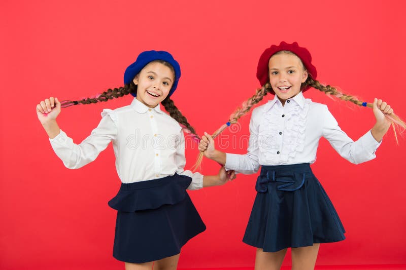 Meninas na boina francesa Amizade e irmandade Melhores amigos Educa??o no exterior forma da crian?a internacional imagem de stock Meninas na boina francesa Amizade e irmandade Melhores amigos Educa??o no exterior forma da crian?a internacional imagem de stock