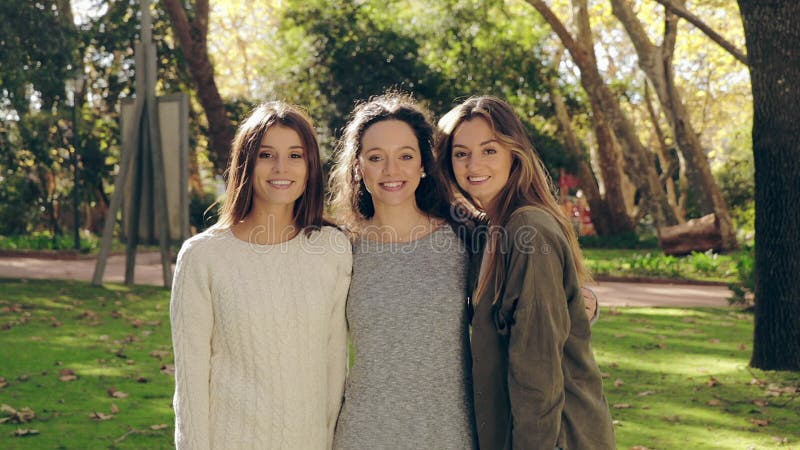 Meninas no parque que abraça e que sorri