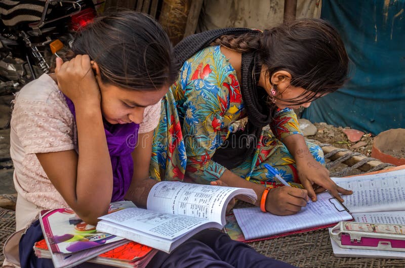 Meninas não identificadas da escola de trabalhos de casa fazendo ocupados da afiliação étnica indiana